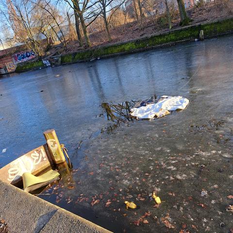 Ein Schlafsack & eine Isomatte liegen auf dem Eis vom Landwehrkanal